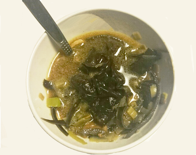 Soupe algues-champignons blancs-noirs